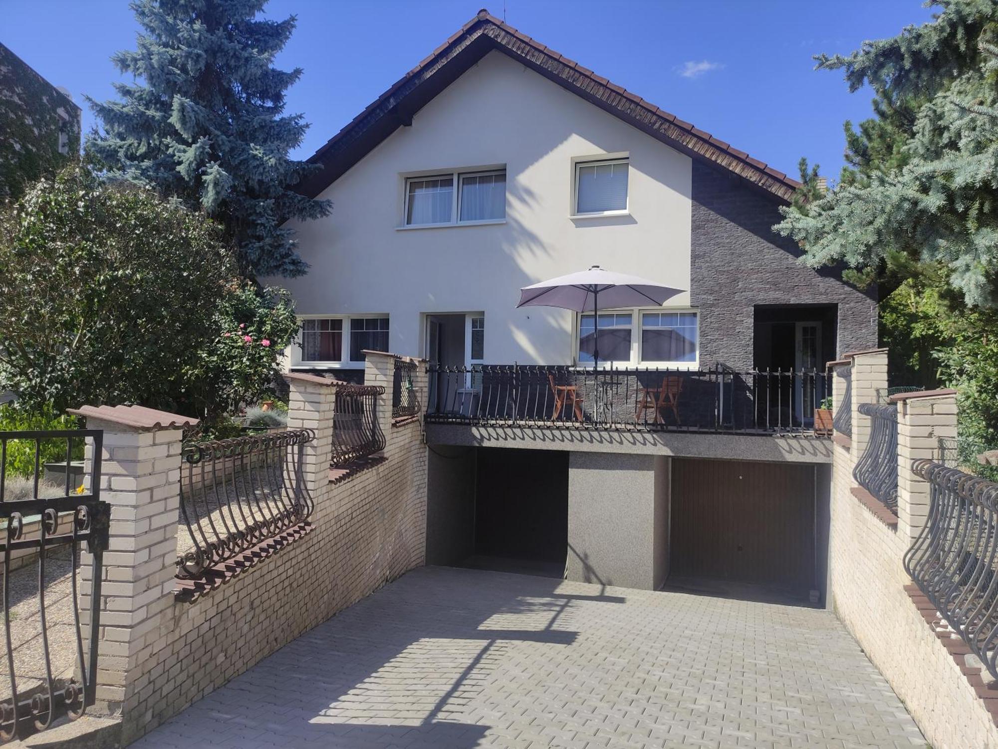 Cozy Gardens Apartments In Praha Bagian luar foto